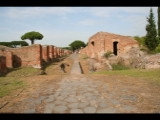 05870 ostia - regio iii - porta marina - blick ueber die decumanus maximus nach osten - 2012.jpg